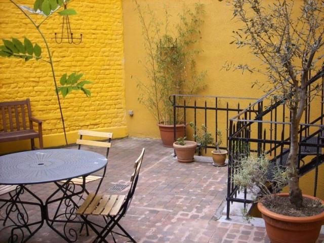 Large 3 bedroom apartment beautiful and pleasant courtyard