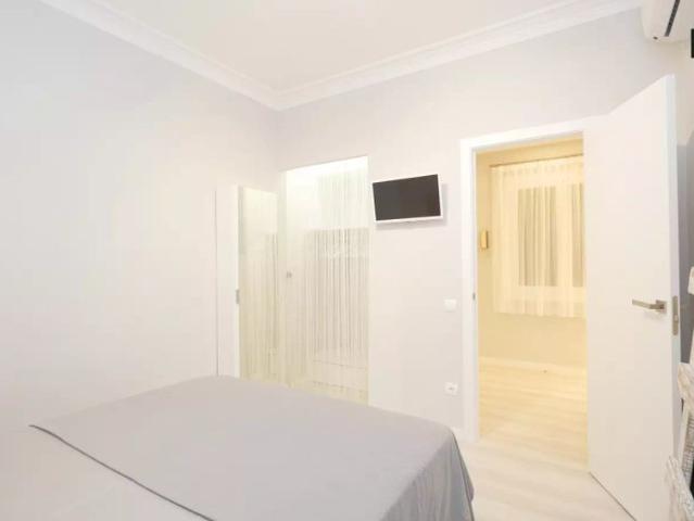 Large 3 bedroom apartment for rent near Gaudi Theater in La Dreta de l'Eixample