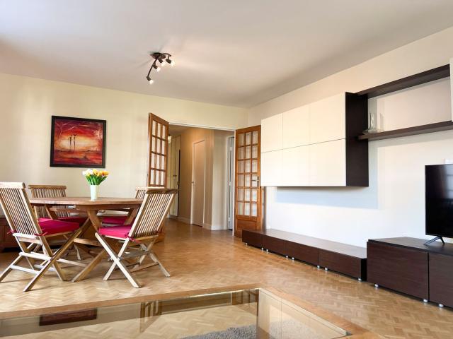 Large top floor unit, very quiet, minutes from shops and transport