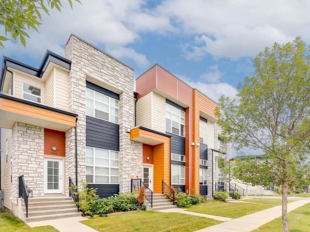 Large Townhome with Double Attached Garage!