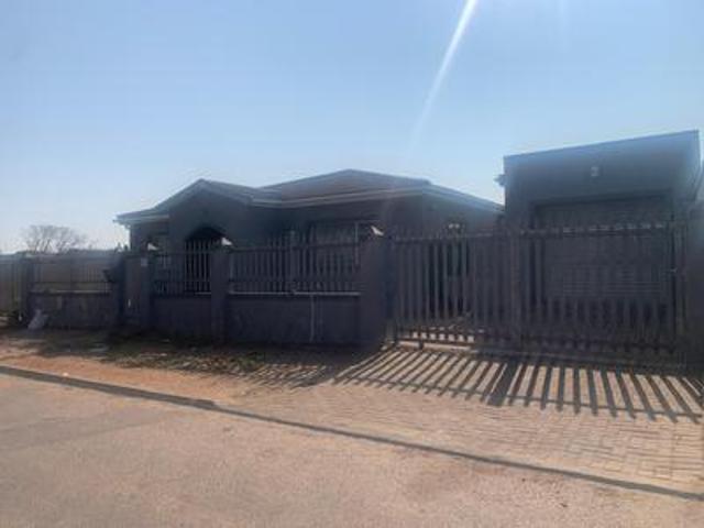 large approx 275m2 house with 5 bedr.