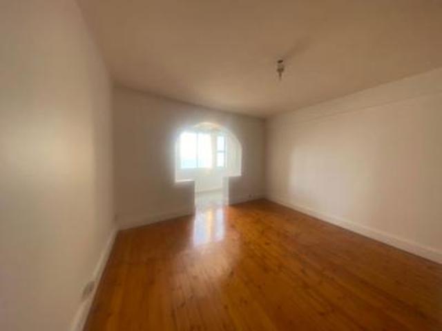 large bachelor flat in gillespie str.