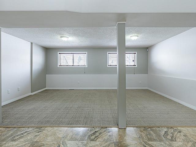 Large, Bright & Beautiful 1 Bedroom +den Home Awesome Location