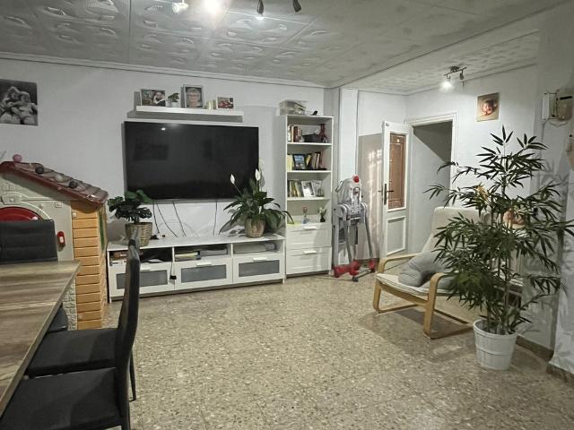 Large, bright kid friendly home 20 mins from beach