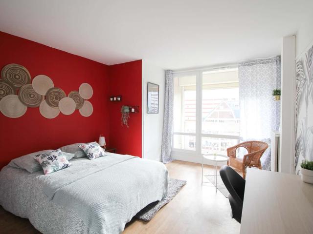 Large bright room 16m²