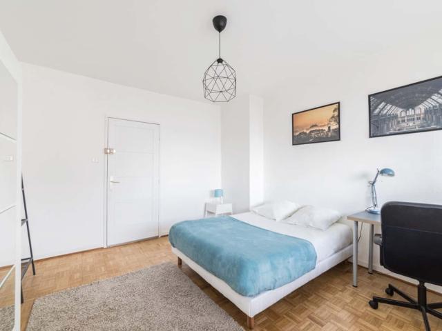 Large bright room 16m² ST53