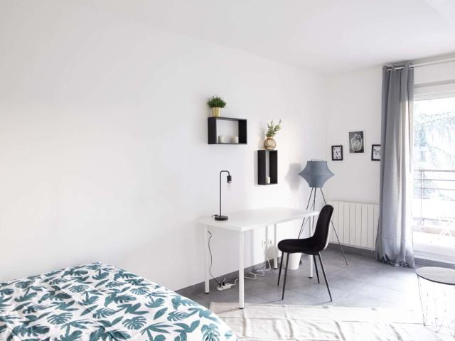 Large bright room 18m² LY011