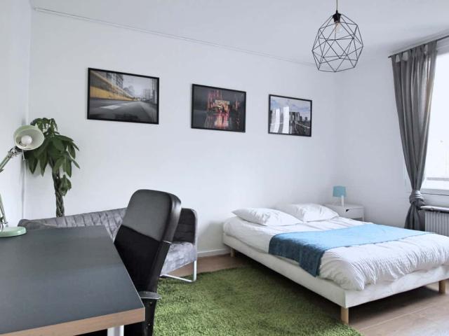Large bright room 18m² PA3