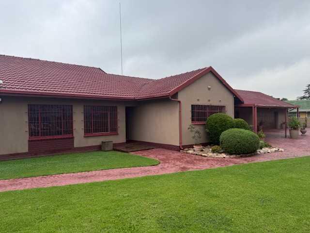 Large corner stand home for the large family or bring a tenant along