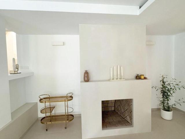 LARGE DETACHED VILLA WITH PRIVATE POOL AND GARDEN