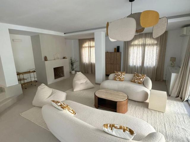 LARGE DETACHED VILLA WITH PRIVATE POOL AND GARDEN