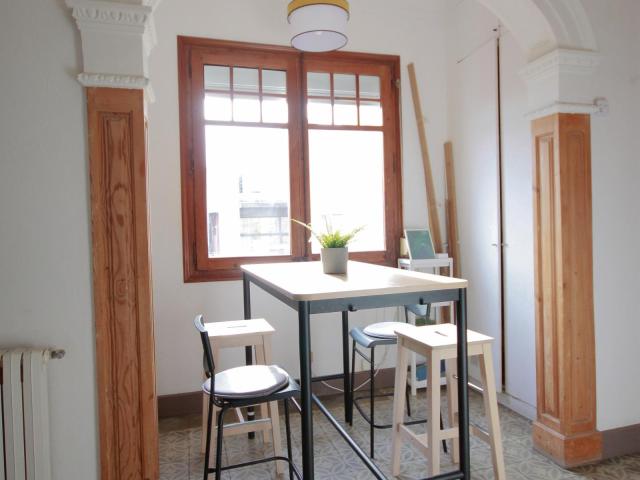 Large double bedroom in La Nova Esquerra de l'Eixample