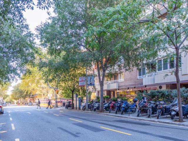 Large exterior double room for rent in 4 bedroom apartment in L'Eixample, Barcelona