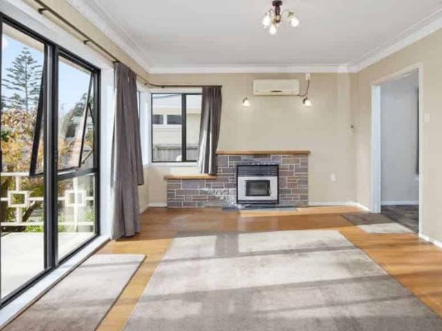 LARGE FAMILY HOUSE WALK TO SANDSPIT SCHOOL