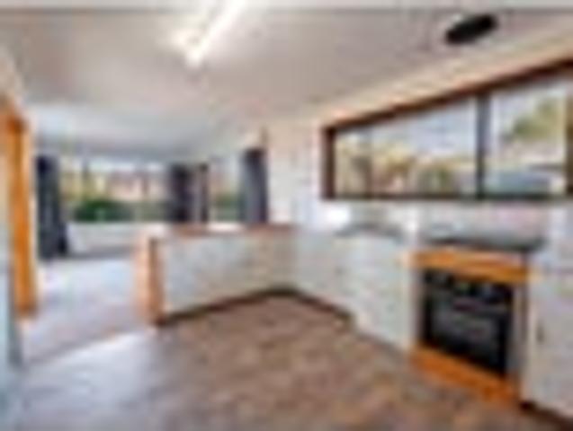 Large Family Home, Fully Fenced and Spacious!