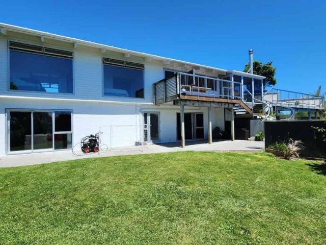 Large Family Home Salt Water pool and Scenic Views