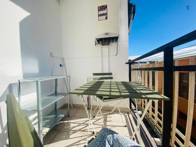 Large Great looking single bedroom in a property with balcony