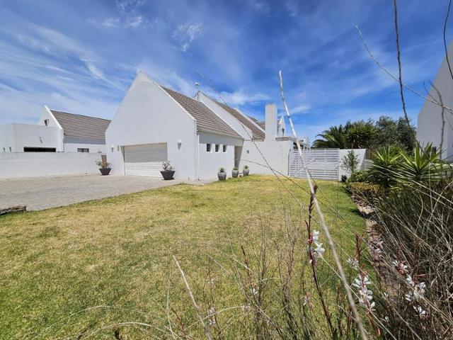 Large home with 4 bedroom short walk from the Golden Mile Beach!
