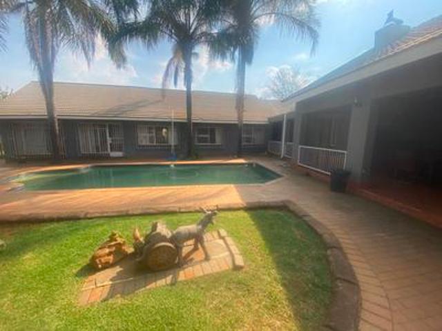 large house with 3 flats in kanonkop!