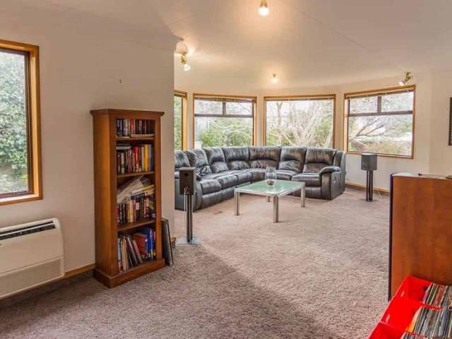 LARGE IMPRESSIVE 8 BEDROOM HOUSE FOR 2026
