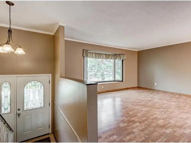 Large Main Floor with 2 Bedrooms in Huntington Hills
