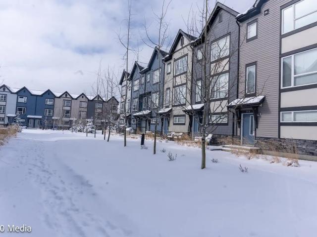 Large Modern 2brm with Den and 2.5 bath TownHouse, dbl gar + full driveway