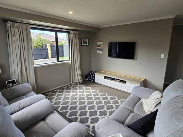 LARGE MODERN FAMILY HOME