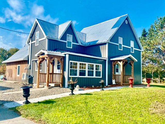 Large Renovated Farmhouse 45 Minutes From Fredericton Nb