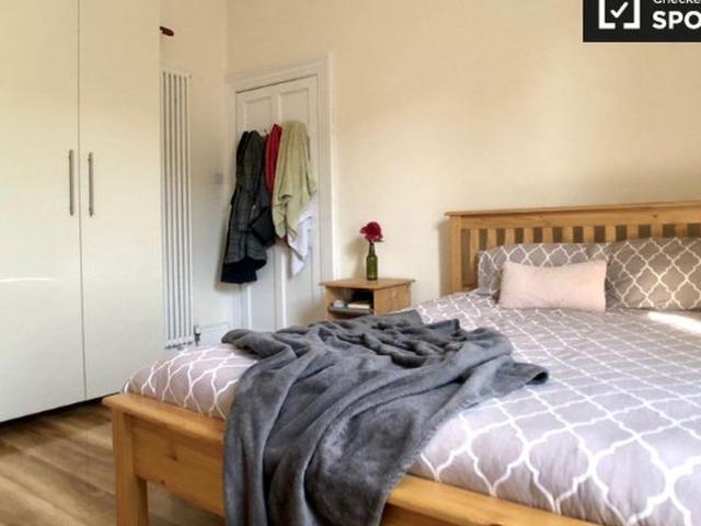 Large room in shared apartment in Stoneybatter, Dublin