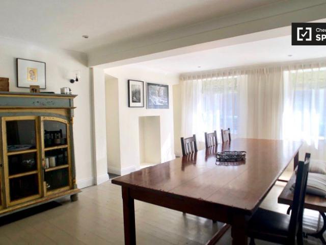 Large room in 3 bedroom house in Howth, Dublin