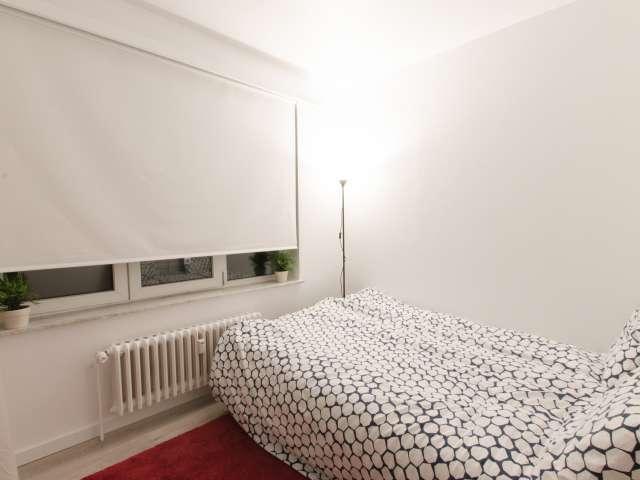Large room in 4 bedroom apartment in Jette, Brussels