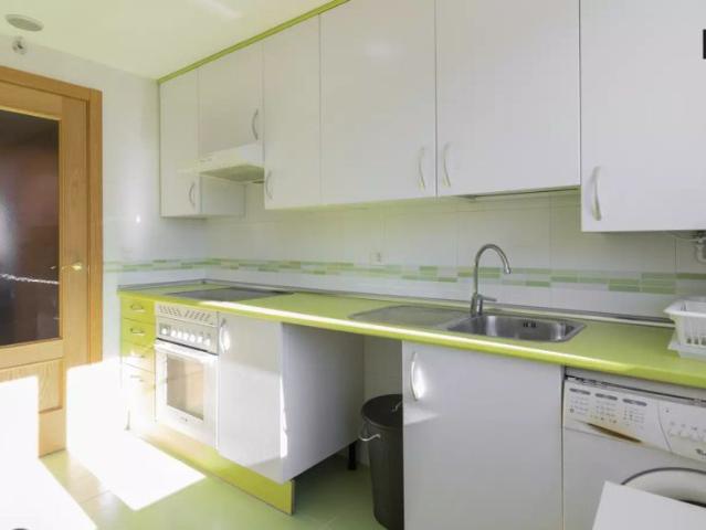Large room in 5 bedroom apartment in Puerta del Ángel