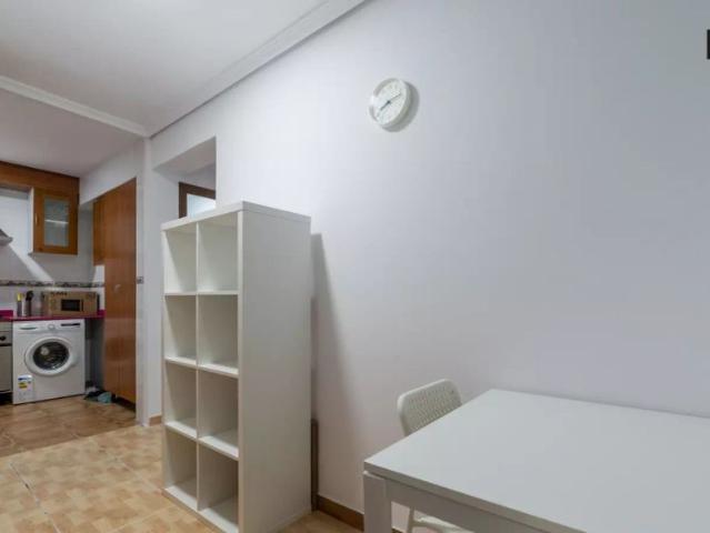 Large room in 5 bedroom apartment in Quatre Carreres