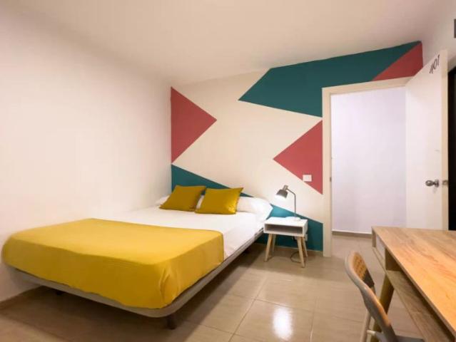 Large room in 6 bedroom apartment in Barri Gòtic
