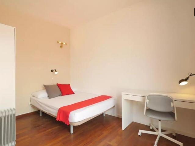 Large room in 6 bedroom apartment in Les Corts
