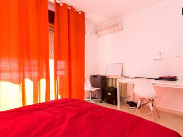 Large room with double bed for rent in Centro