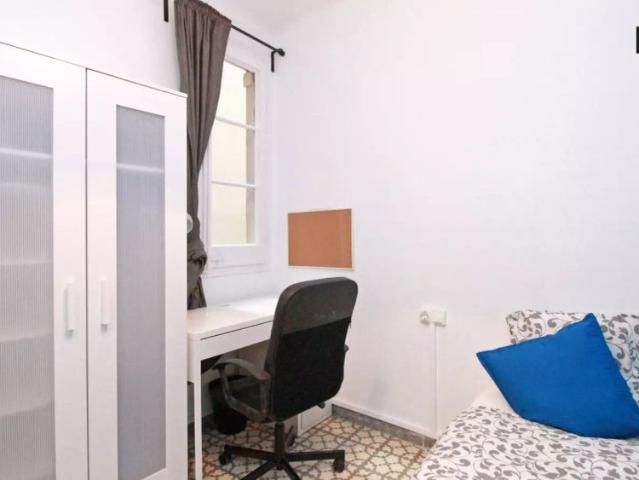 Large room with desk in 4 bedroom apartment, Poble Sec