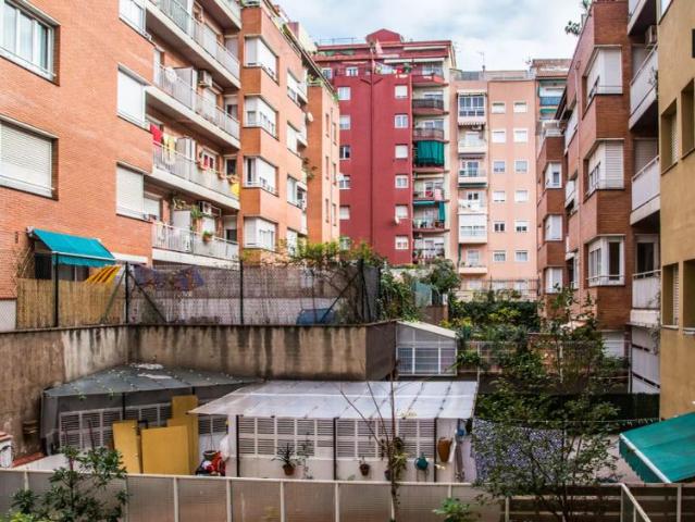 Large room with desk in shared apartment, Horta Guinardó