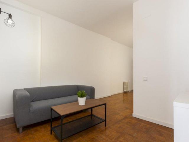 Large room with private balcony in calle Balmes