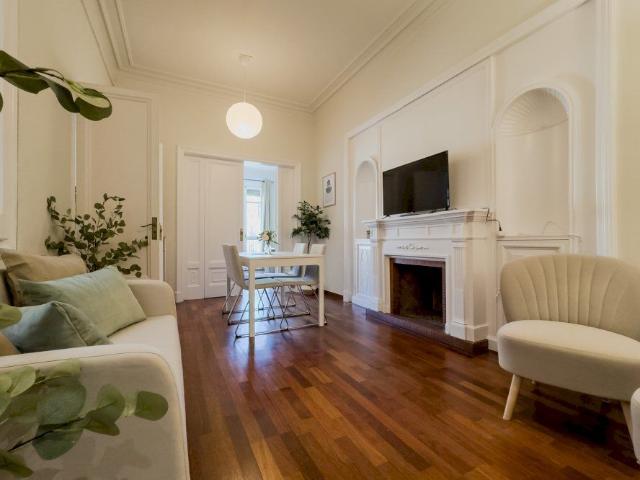 Large room with two windows in calle Balmes