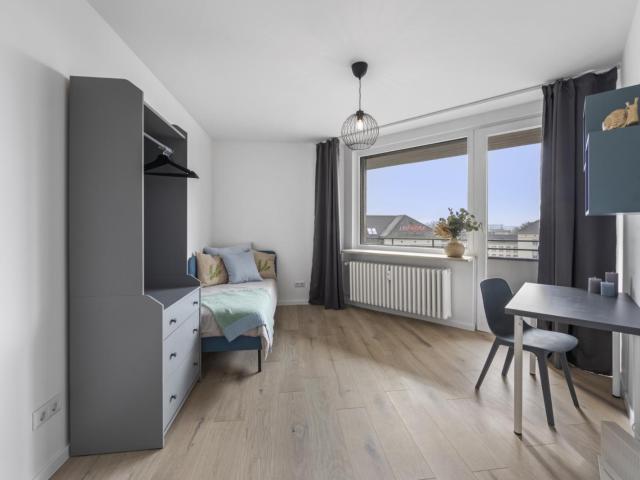 Large single bedroom with balcony near Hohenzollerndamm train station