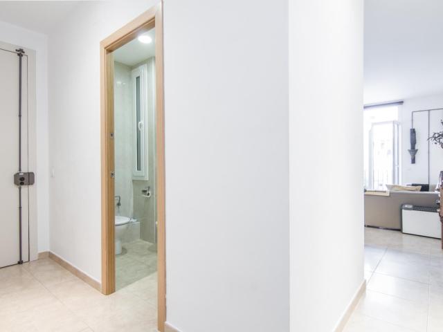 Large single bedroom in 2 bedroom apartment in L'Eixample