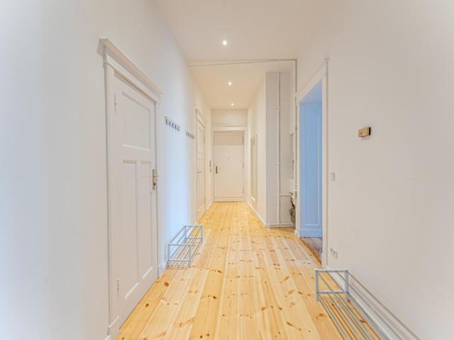 Large single bedroom in a student flat, in Neukölln