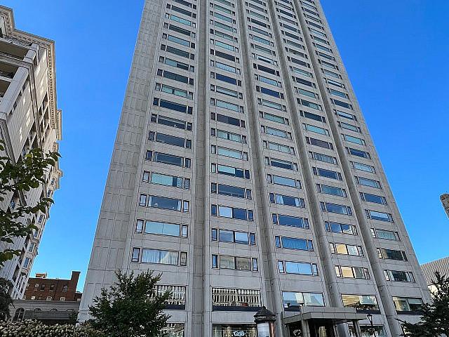 Large Studio Apartment In The Heart Of Downtown Montreal