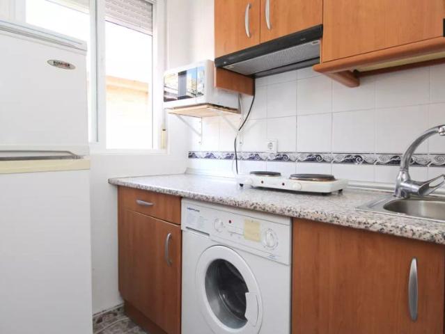 Large studio apartment with balcony for rent in central Granada