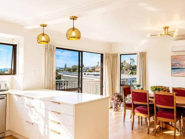 Large sunny home with stunning views