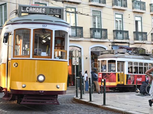 Largo Camões | T2+1 com Charme para Remodelação na Rua do Norte