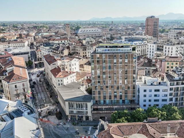 LARGO EUROPA – MONOLOCALE NUOVO, PANORAMICO, ARREDATO – VISTA UNICA SU PADOVA