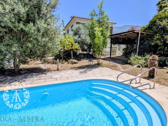Laroque des Albères Maison de caractère au cœur avec jardin paysagé et piscine