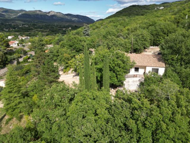 Laroque, une villa d'environ 180m2 et 2 chalets